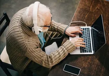  ??  ?? SALUDABLES. Permanecer activos cuidando el cerebro y tener vida social, entre los tips para llegar mejor a una edad avanzada de la vida.