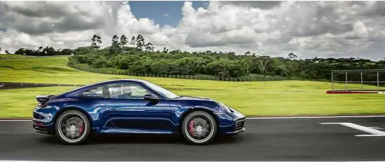  ?? Fotos Divulgação ?? Novo Porsche 911 Carrera S na pista do Autódromo Velo Città, em Mogi Guaçu (SP); interior do carro tem forração de couro