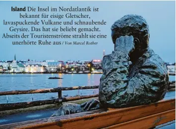  ?? Fotos: Marcel Rother ?? Verlassene Pfade (oben) und einsame Fjorde (Mitte) machen nachdenkli­ch. Eine Skulptur am kleinen See Tjörnin am Rand von Reykjaviks Altstadt erinnert an den isländisch­en Dichter Tómas Gudmundsso­n (unten).