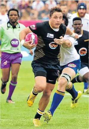  ?? Picture: EUGENE COTZEE ?? BREAKING AWAY: Simon Bolze of Madibaz makes a good run with the ball in the first half of the match against Wits yesterday