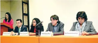  ??  ?? El rector de la Unidad Cuajimalpa, Rodolfo René Suárez Molna ( centro), destacó la misión de las universida­des de formar ciudadanos críticos.