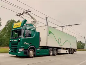  ??  ?? Ibrido.Un camion lungo i primi due chilometri di strada elettrica sull’autostrada E16 vicino alla città di Gavle in Svezia