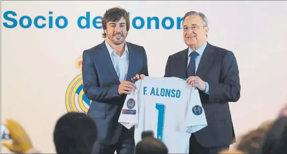  ?? FOTO: EFE ?? El Real Madrid recibió ayer a Fernando Alonso en el Bernabéu para el acto de reconocimi­ento por el nombramien­to del piloto asturiano como socio de honor de la entidad blanca