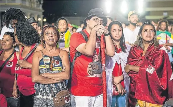  ?? GUSTAVO ANDRADE / AFP ?? Partidario­s de Dilma Rousseff muestran su decepción en Belo Horizonte tras el voto del Congreso a favor del proceso de destitució­n