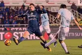  ?? ANSA ?? G 1 Mattia Caldara, 23 anni, segna l’1-0 su assist di Petagna, battendo di testa il portiere biancocele­ste Strakosha G 2 Luis Alberto, 25 anni, tira in porta dopo una bella triangolaz­ione e segna il definitivo 3-3 2