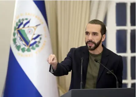  ?? ?? El 4 de febrero, Nayib Bukele consumó su reelección, calificada por los partidos opositores como inconstitu­cional, pues el presidente se autoprocla­mó ganador horas antes de que cerraran las urnas. AfP