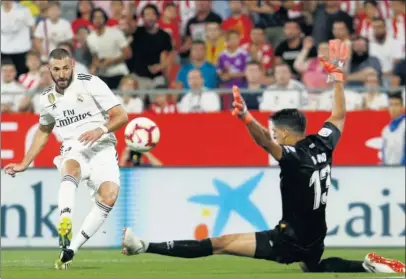  ??  ?? PUDO IRSE CON UN TRIPLETE. El colegiado anuló este tanto a Benzema en el minuto 8 de partido.