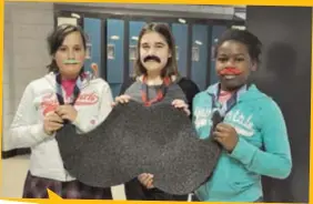  ?? photo : Camille HarperSégu­y ?? De gauche à droite : Annika Fajardo, Téa Tackaberry et Desange Ashuza portent fièrement cravate et moustache pour sensibilis­er à la santé des hommes.