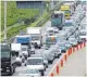  ?? FOTO: MARTIN SCHUTT/DPA ?? Auf der Autobahn im Stau darf das Fahrzeug nur im Notfall verlassen werden.