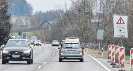  ?? FOTO: CF ?? Ein Schild weist auf die erhöhte Unfallgefa­hr auf dem Streckenab­schnitt der B31 hin. Trotzdem hat die Polizei dort jede Menge Raser erwischt.