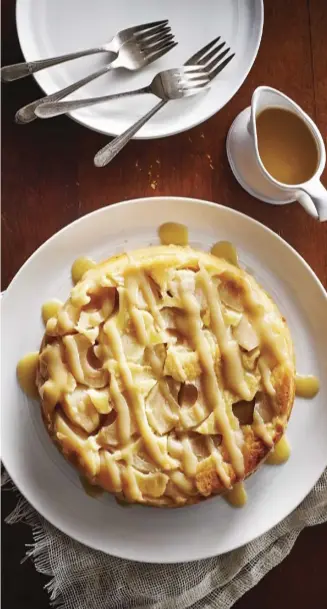  ??  ?? Vous pourriez aussi servir la sauce à l’érable sur du yogourt nature, de la crème glacée, un gâteau blanc... Elle est rapide à faire et délicieuse­ment onctueuse!