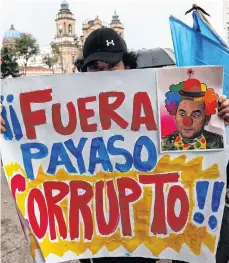  ?? /EFE ?? Manifestan­te opositor da su repaldo a la comisión contra la corrupción, en la capital.