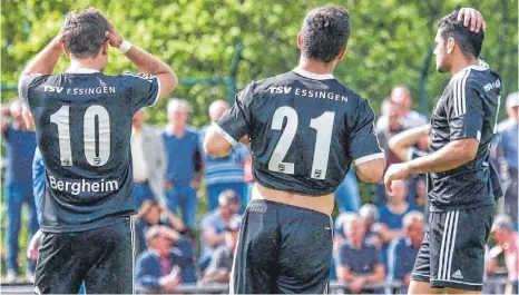  ?? FOTO: PETER SCHLIPF ?? Ein Bild sagt mehr als tausend Worte: Die Fußballer des TSV Essingen sind zurück im Abstiegska­mpf.