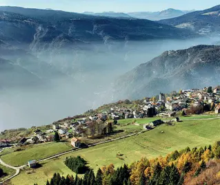  ??  ?? In valle
Il paese di Luserna: qui è partito un progetto pilota per evitare lo spopolamen­to delle periferie del Trentino