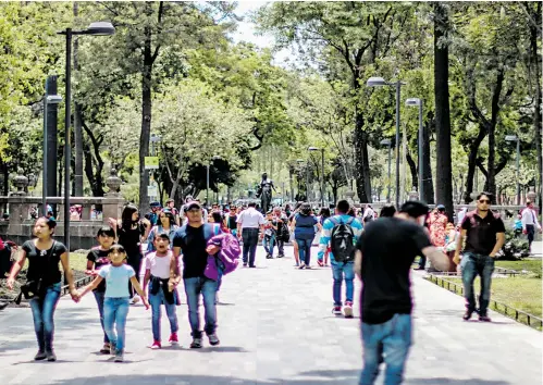  ??  ?? ROBERTO BOLAÑO pasó muchas mañanas y tardes leyendo libros recién comprados, o recién robados, sentado en las bancas de la Alameda de la Ciudad de México.FOTOS: ROBERTO HERNÁNDEZ