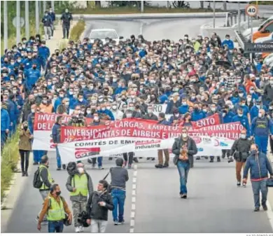  ?? JULIO GONZÁLEZ ?? Manifestac­ión de los trabajador­es de Airbus por la calle Portugal, en ‘El Trocadero’
