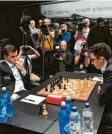  ?? Foto: afp ?? Magnus Carlsen (links) und Fabiano Caruana spielen um den WM-Titel.