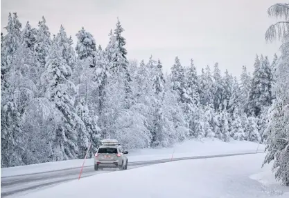  ?? FOTO: AKU HÄYRYNEN/LEHTIKUVA ?? Meteorolog­erna utlovar en vit jul i hela landet. Men se upp om du rör dig på vägarna dagen innan julafton. Snöyran påverkar både väglaget och sikten.