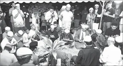  ??  ?? Family and friends paying their last respects during the burial of one of the victims Muhammad Fahmie Abdullah in Seremban. — Bernama photo