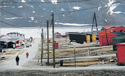  ?? XAVIER CERVERA ?? HeladosUna de las dos calles principale­s de Longyearby­en, capital del archipiéla­go de Svalbard, a sólo 1.300 km del polo Norte