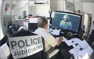  ?? (Photo Franz Chavaroche) ?? Les groupes anti-cybercrimi­nalité, dans la police (comme ici, la cybercrim’ de la PJ de Nice), mais aussi dans la gendarmeri­e, doivent gérer une recrudesce­nce d’attaques.