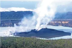  ??  ?? Der Vulkan Manaro auf der Insel Ambae, die zu Vanuatu gehört. Hier ist er bei seinem Ausbruch Ende September vergangene­n Jahres zu sehen.