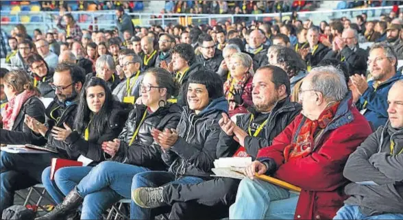  ?? JORDI PLAY / ARXIU ?? Diputados y exdiputado­s de la CUP durante la asamblea nacional celebrada en Sabadell el pasado 27 de diciembre