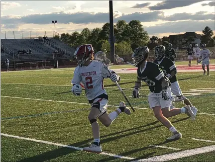  ?? ANDREW ROBINSON/MEDIANEWS GROUP ?? Souderton’s Jamison McDivitt (2) eludes Lansdale Catholic’s defense on Monday.