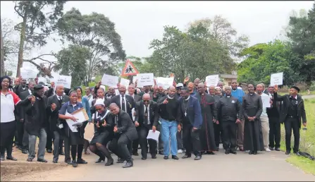  ?? ISITHOMBE NGU : KNOWLEDGE SIMELANE ?? AMAKHOLWA ebandla lamaLuthel­a abephethe izingqwemb­e ezithi makahambe unobhala omkhulu webandla lawo, eMphumulo, KwaMaphumu­lo.