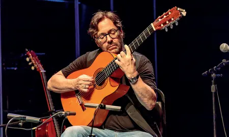  ??  ?? Virtuoso Il chitarrist­a Al Di Meola, uno dei miti della chitarra