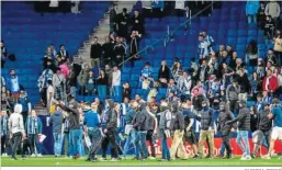  ?? EUROPA PRESS ?? Los aficionado­s del Espanyol, en el terreno de juego.