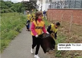  ??  ?? Litter pick The clean up in action