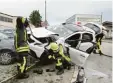  ?? Foto: Berufsfeue­rwehr ?? Feuerwehre­insatz nach dem Unfall in Lechhausen.