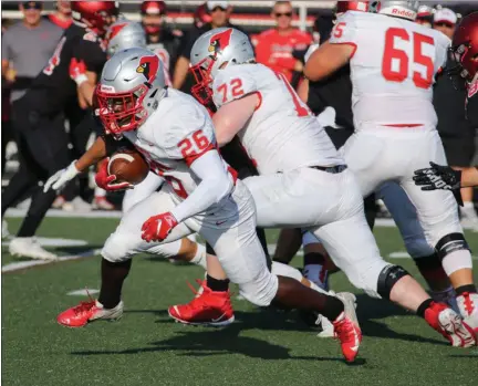  ?? DAVID C. TURBEN — FOR THE NEWS-HERALD ?? Mentor running back Brian Trobel looks for daylight on a run during the Cardinals’ scrimmage at Chardon on Aug. 22.