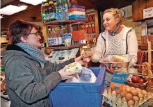  ??  ?? Carlem Lores (links) und Sabine Thomé von der Metzgerei Peter Thomé in Burbach verpacken Ware für den Lieferserv­ice.