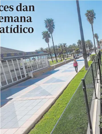  ??  ?? El paseo marítimo de Torremolin­os y los hoteles aledaños, desiertos en una solead