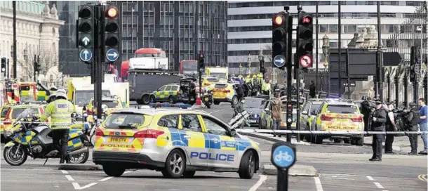  ??  ?? EMERGENCY: Police seal off the streets close to the Palace of Westminste­r in London, after a policeman was stabbed and his apparent attacker shot by officers