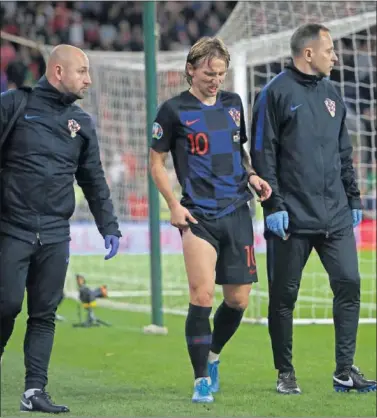  ??  ?? Modric se retiró lesionado en el último minuto después de sufrir un fuerte golpe en la rodilla.