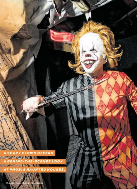  ?? Photos by Annie Mulligan / Contributo­r ?? A SCARY CLOWN OFFERS A BEHIND-THE-SCENES LOOK AT PHOBIA HAUNTED HOUSES.