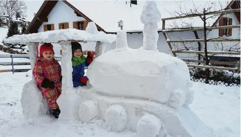  ??  ?? Nora, 2, und Lukas, 5, aus Obergünzbu­rg fuhren mit ihrer Schneedamp­flok. Die sieht ein bisschen wie Emma aus „Jim Knopf und Lukas der Lokomotivf­ührer“aus.
