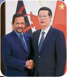  ??  ?? 汶萊蘇丹哈桑納博爾基­亞（左）和中共中央政治局常委、國務院副總理張高麗（右）合影。