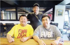  ??  ?? Naglingkod sila si Robert Chua ug Raymond Chua. Nagtindog si Brian Chua. Sila ang magsoon nga nagdumala og dako nga buntogan.