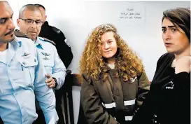  ?? THOMAS COEX/AFP ?? Ahed Tamimi, de 16 años, enfrentó a policías.