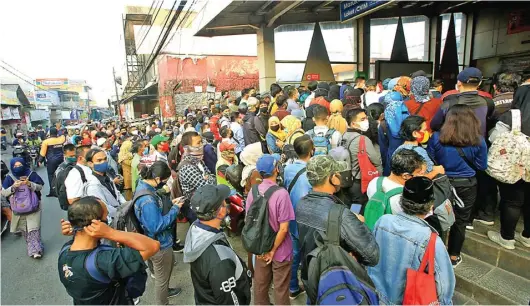  ?? MIFTAHULHA­YAT/JAWA POS ?? TANPA JARAK: Calon penumpang KRL Commuterli­ne antre menuju pintu masuk Stasiun Citayam, Depok, Jawa Barat, kemarin (8/6).