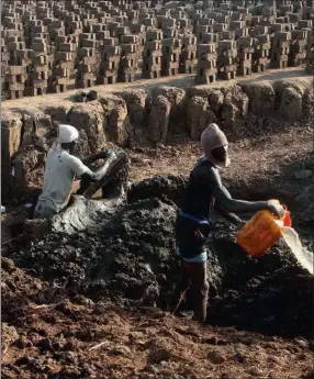  ??  ?? MAKING A LIVING: Sudanese workers from Darfur and Kordofan work in a traditiona­l brick factory on the banks of the Nile in the Shambat area, north of Khartoum, Sudan.