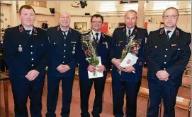  ?? FOTO: FABIAN PEIKOW ?? Wolfgang Veit aus Stedten (Mitte) und Ronald Merten aus Kranichfel­d (. von rechts) bekamen die Ehrung für  Jahre Feuerwehr-mitgliedsc­haft.