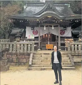  ??  ?? Iniesta, en un templo de la ciudad de Kobe, en Japón.