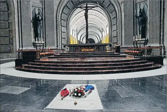  ?? OSCAR DEL POZO / AFP ?? Imagen de la sepultura de Francisco Franco, en el interior del mausoleo del Valle de los Caídos