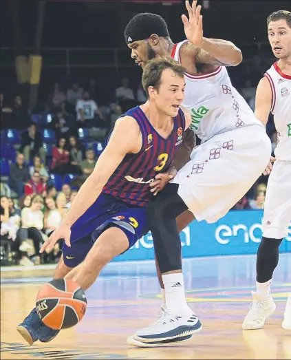  ??  ?? Kevin Pangos, base del Barça Lassa, intenta superar a Devin Booker, pívot del Bayern Munich en el encuentro de ayer FOTO: MANEL MONTILLA