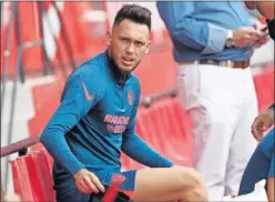  ??  ?? Ocampos, en el banquillo del Sevilla.